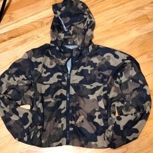 Camo crop poly hoodie w pockets Sz L So so cute! Good condition